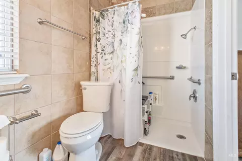 Bath - 916 Graycliff Dr, Caldwell, ID 83607 photo 2 of 3