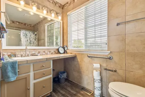 Bath - 916 Graycliff Dr, Caldwell, ID 83607 photo 1 of 3