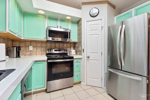 Kitchen - 916 Graycliff Dr, Caldwell, ID 83607 photo 2 of 2
