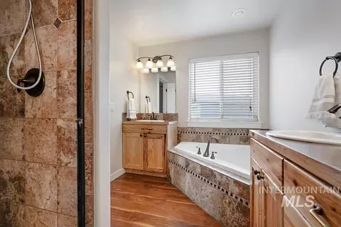Bath - 23800 Breyer Rd, Caldwell, ID 83607 photo 2 of 4