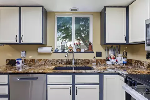 Kitchen - 2345 Longbow Dr, Twin Falls, ID 83301 photo 2 of 4