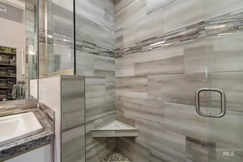 Bath - 973 Birchton Loop, Twin Falls, ID 83301 photo 4 of 5