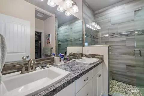 Bath - 973 Birchton Loop, Twin Falls, ID 83301 photo 3 of 5