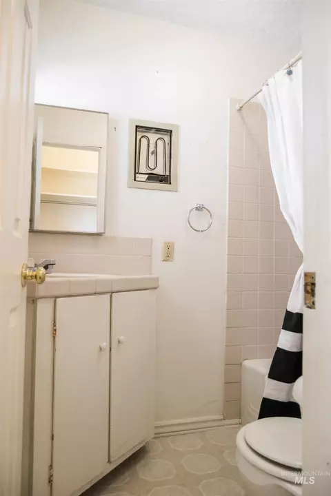 Bath - 307 Birch St S, Kimberly, ID 83341 photo 1 of 1