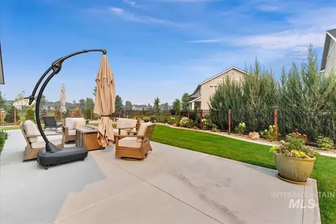 Exterior - 827 N Chastain Ln, Eagle, ID 83616 photo 4 of 9