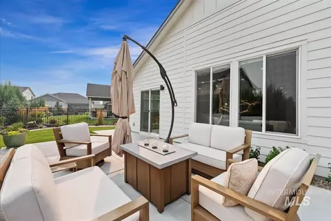 Exterior - 827 N Chastain Ln, Eagle, ID 83616 photo 5 of 9