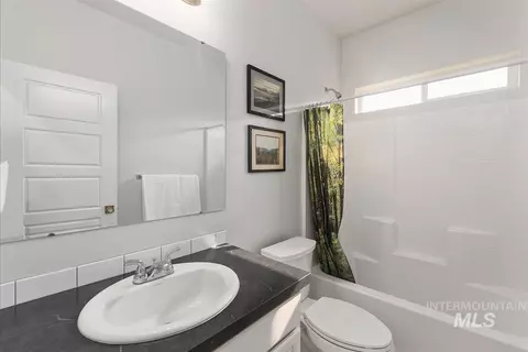 Bath - 827 N Chastain Ln, Eagle, ID 83616 photo 3 of 3