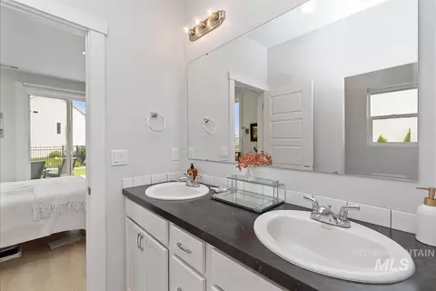 Bath - 827 N Chastain Ln, Eagle, ID 83616 photo 1 of 3