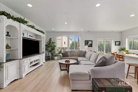 Living - 827 N Chastain Ln, Eagle, ID 83616 photo 1 of 1
