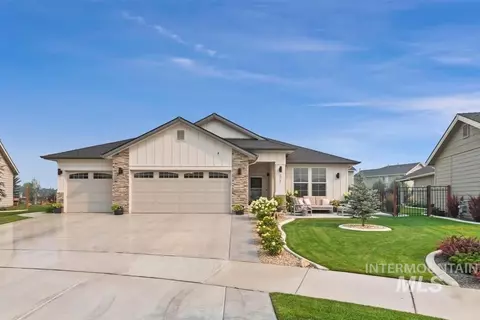 Exterior - 827 N Chastain Ln, Eagle, ID 83616 photo 2 of 9