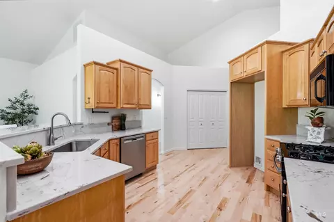 Kitchen - 2464 E Lenox Ct, Eagle, ID 83616 photo 2 of 4