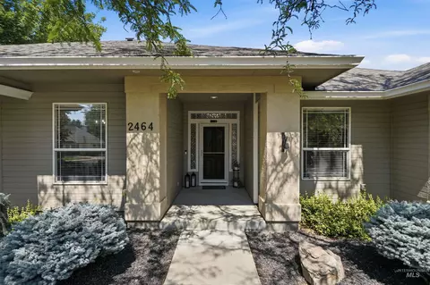 Exterior - 2464 E Lenox Ct, Eagle, ID 83616 photo 3 of 10
