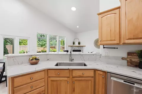 Kitchen - 2464 E Lenox Ct, Eagle, ID 83616 photo 4 of 4