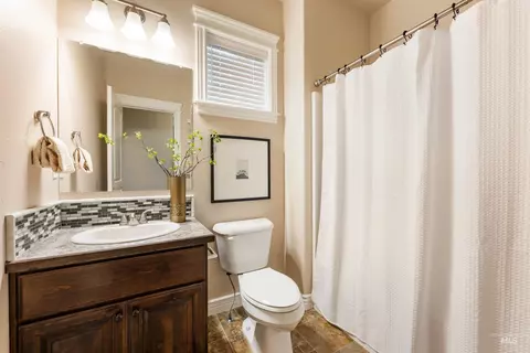 Bath - 256 Edmonds Dr, Meridian, ID 83642 photo 1 of 5