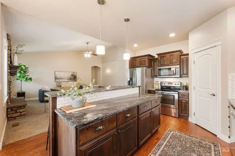 Kitchen - 256 Edmonds Dr, Meridian, ID 83642 photo 4 of 7