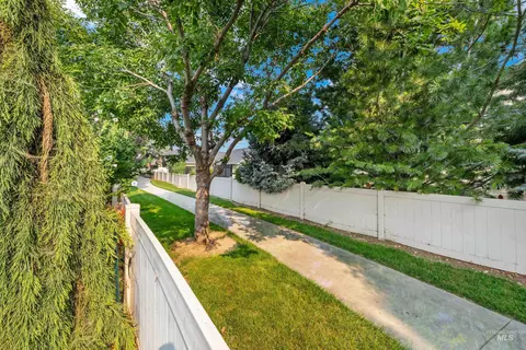 Exterior - 256 Edmonds Dr, Meridian, ID 83642 photo 8 of 8