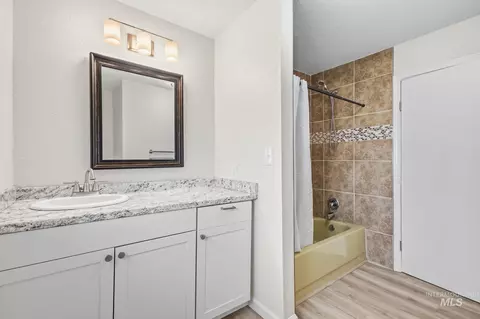 Bath - 14666 Willis Rd, Caldwell, ID 83607 photo 4 of 4