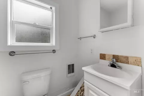 Bath - 409 N 7th St, Payette, ID 83661 photo 1 of 2