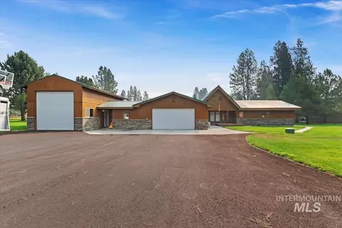 7 River Rd, Garden Valley, ID 83622