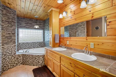 Bath - 2819 S 850 E, Hagerman, ID 83332 photo 1 of 6