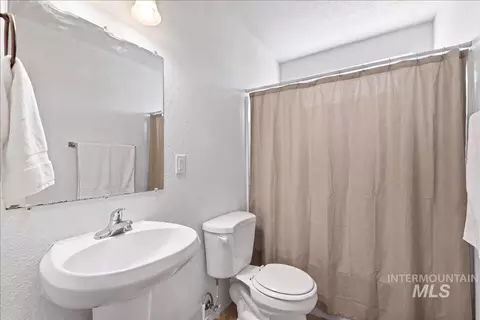Bath - 30 Maple Dr, Weiser, ID 83672 photo 2 of 2