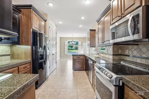 Kitchen - 1007 W Oakhampton Dr, Eagle, ID 83616 photo 2 of 3