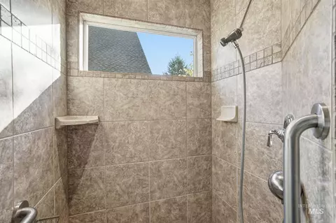 Bath - 1007 W Oakhampton Dr, Eagle, ID 83616 photo 2 of 5