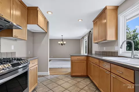 Kitchen - 2201 E Dicky Cir, Eagle, ID 83616 photo 4 of 4