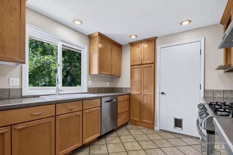 Kitchen - 2201 E Dicky Cir, Eagle, ID 83616 photo 2 of 4
