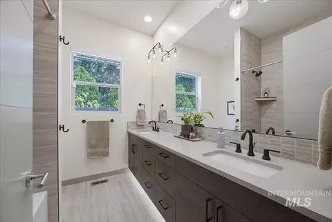Bath - 514 W Carnelian Ln, Eagle, ID 83616 photo 5 of 5