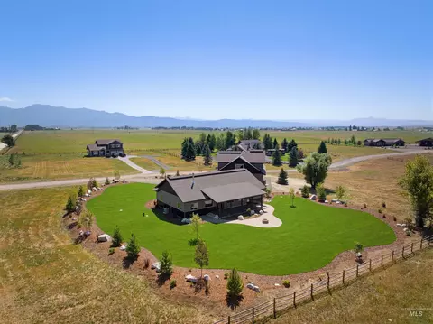 Exterior - 13945 Galloping Rd, Mccall, ID 83638 photo 2 of 13