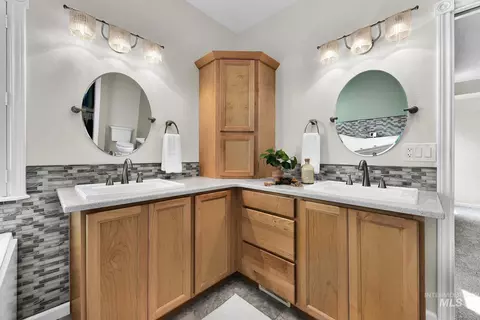 Bath - 15585 Moonstruck Dr, Caldwell, ID 83607 photo 2 of 6