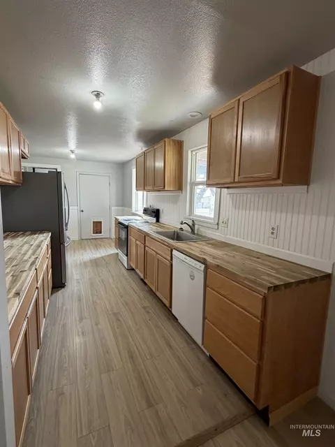 Kitchen - 27924 Sand Rd, Parma, ID 83660 photo 3 of 5