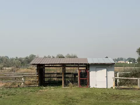 Exterior - 27924 Sand Rd, Parma, ID 83660 photo 6 of 13