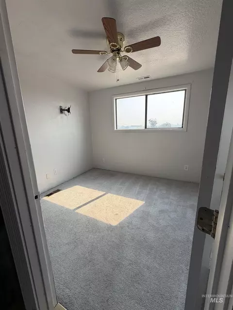 Bedroom - 27924 Sand Rd, Parma, ID 83660 photo 4 of 5