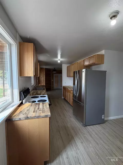 Kitchen - 27924 Sand Rd, Parma, ID 83660 photo 4 of 5