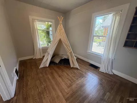 Bedroom - 160 E Arthur Ave, Glenns Ferry, ID 83623 photo 1 of 6