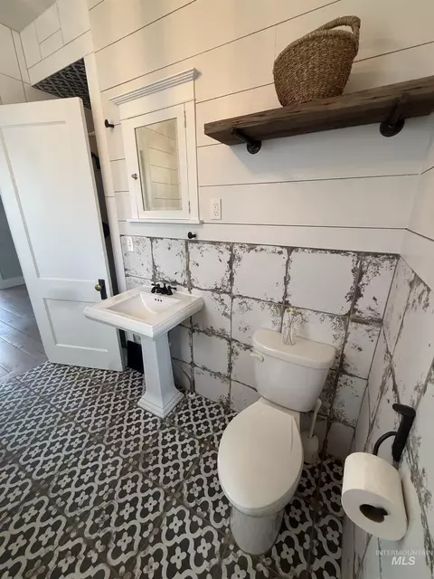 Bath - 160 E Arthur Ave, Glenns Ferry, ID 83623 photo 2 of 3