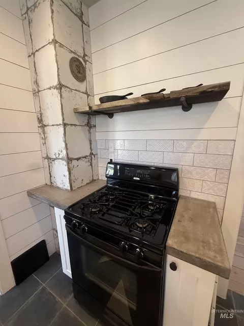 Kitchen - 160 E Arthur Ave, Glenns Ferry, ID 83623 photo 3 of 4