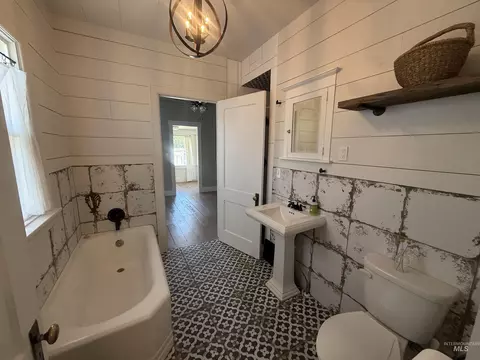 Bath - 160 E Arthur Ave, Glenns Ferry, ID 83623 photo 1 of 3