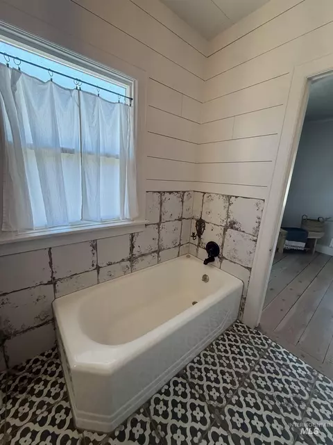 Bath - 160 E Arthur Ave, Glenns Ferry, ID 83623 photo 3 of 3
