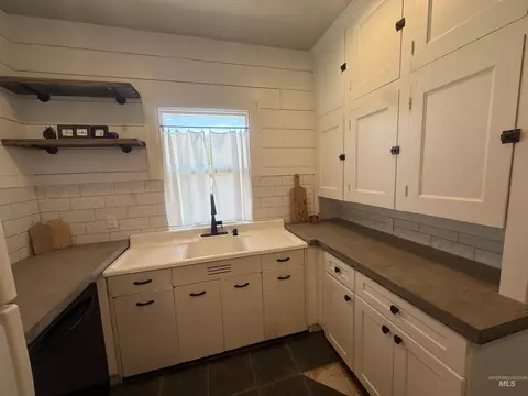 Kitchen - 160 E Arthur Ave, Glenns Ferry, ID 83623 photo 1 of 4