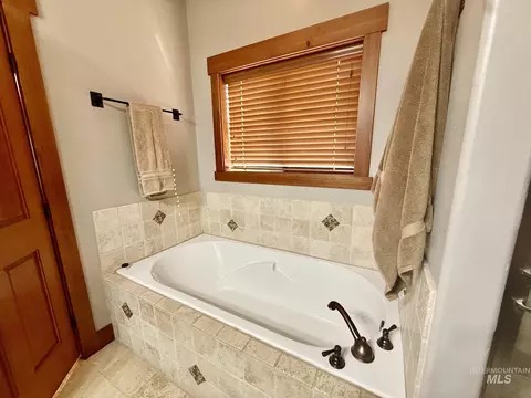 Bath - 1455 Bitterroot Dr, Mccall, ID 83638 photo 1 of 5