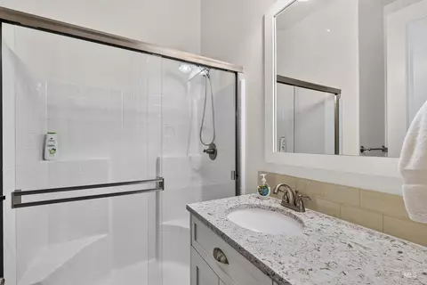Bath - 5853 W Venetian Dr, Eagle, ID 83616 photo 4 of 7