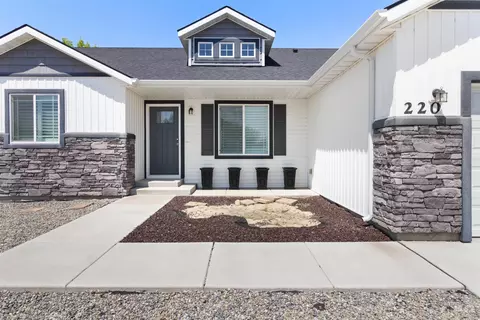 Exterior - 220 Pine Ave, Hansen, ID 83334 photo 3 of 9