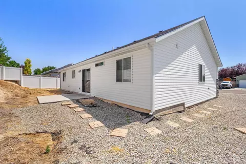 Exterior - 220 Pine Ave, Hansen, ID 83334 photo 6 of 9