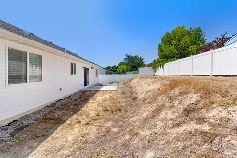 Exterior - 220 Pine Ave, Hansen, ID 83334 photo 8 of 9