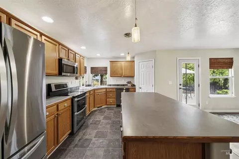 Kitchen - 565 E Anton St, Meridian, ID 83646 photo 2 of 3