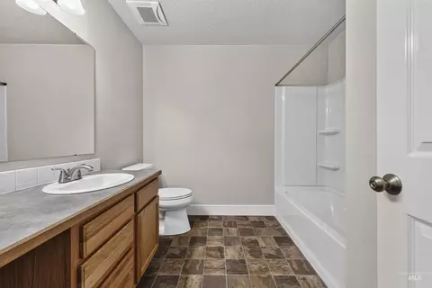 Bath - 565 E Anton St, Meridian, ID 83646 photo 2 of 4