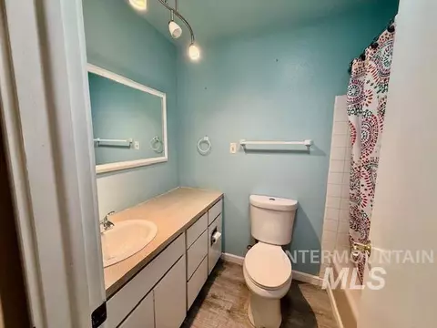 Bath - 1009 W Hemlock Ave, Lewiston, ID 83501 photo 2 of 3